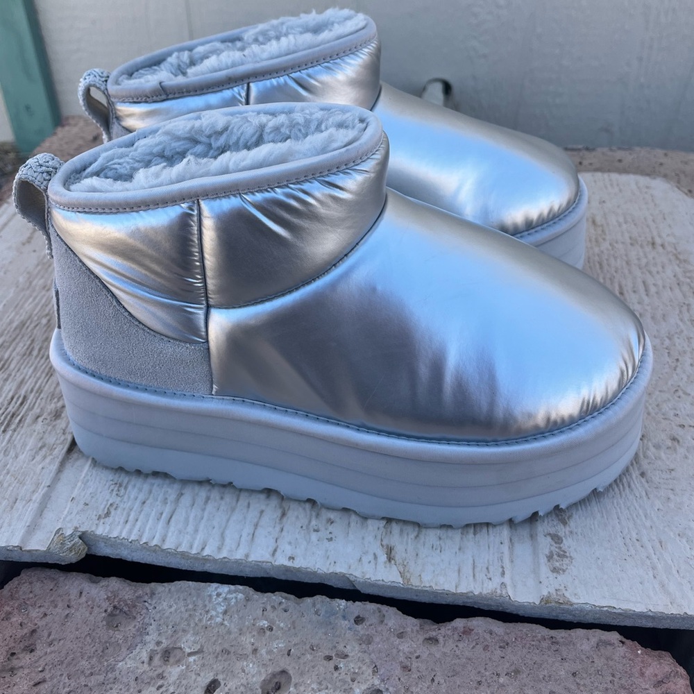 UGG Women's Classic Ultra Mini Platform Hi Shine Boots size 6